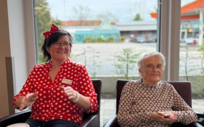 Vergangenen Freitag Nachmittag wurde bei uns ordentlich gefeiert – ganz im Stil der 50er und 60er Jahre! 🎶✨