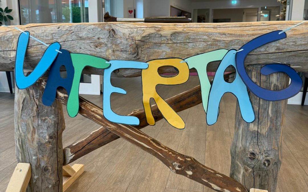 Donnerstag Vormittag wurde bei uns der Vatertag mit einer kleinen Überraschung und ganz viel guter Laune gefeiert. 💙 Unsere Bewohner durften sich zunächst über eine kleine Aufmerksamkeit freuen, bevor es anschließend zum gemeinsamen Hammerschlag ging. Und natürlich waren auch unsere Bewohnerinnen herzlich eingeladen, mitzumachen. Gar nicht so einfach, den Nagel mit möglichst wenigen Schlägen im Brett zu versenken – aber genau das hat für jede Menge Lachen, Ehrgeiz und viele schöne Momente gesorgt. 😊 Es wurde angefeuert, mitgefiebert und gemeinsam gelacht – ein rundum gelungener Vormittag, der allen viel Freude bereitet hat. Und das Beste: Wir freuen uns schon auf einen schönen gemeinsamen Nachmittag und viele weitere tolle Momente zusammen. ☀️