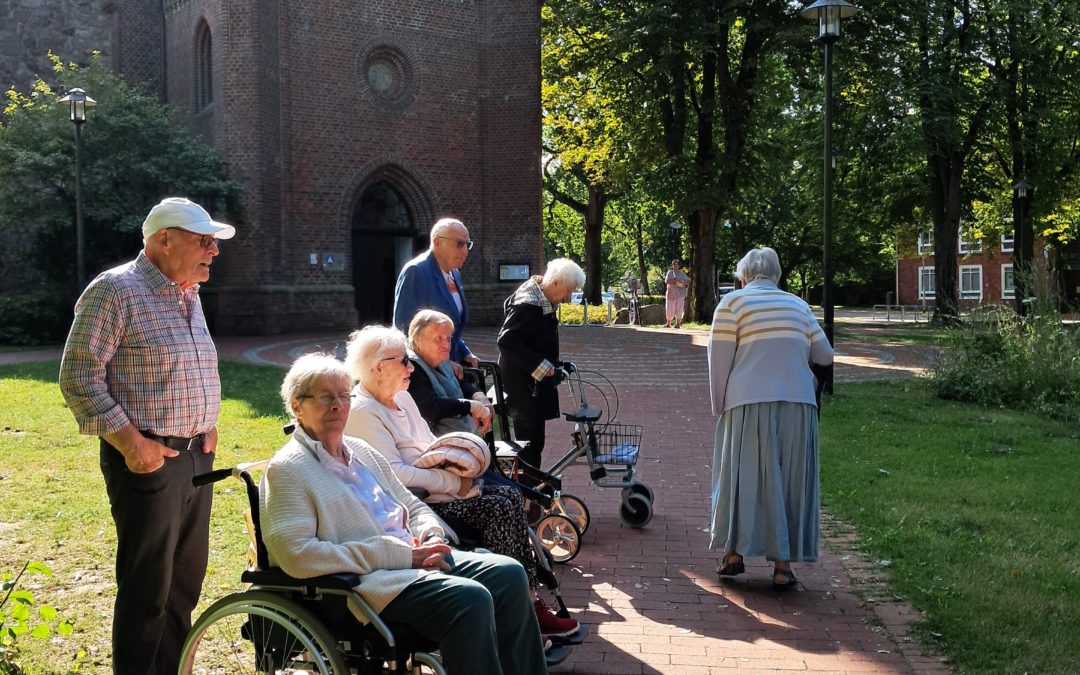 Heute Vormittag durften unsere Bewohnerinnen und Bewohner bei bestem Wetter gemeinsam den Gottesdienst in der Peter und Paul Kirche besuchen. ☀️⛪